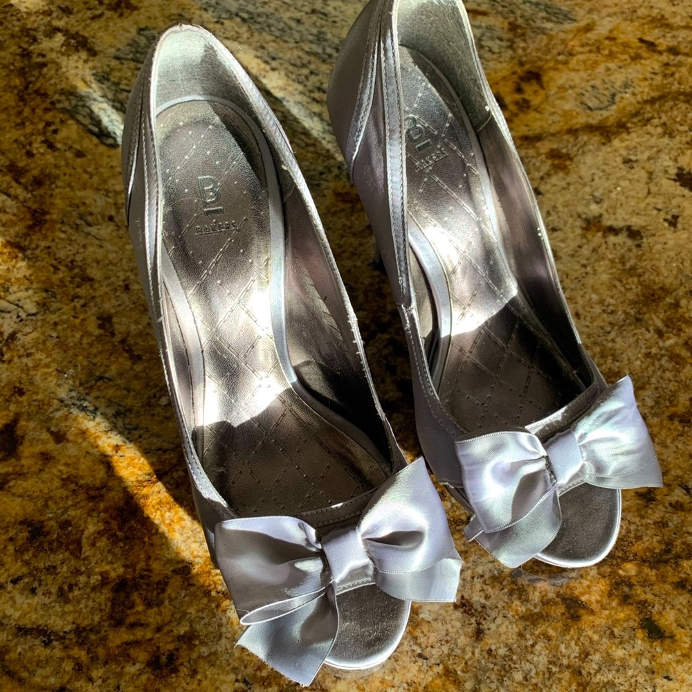 Silver/Gray Bow Heels